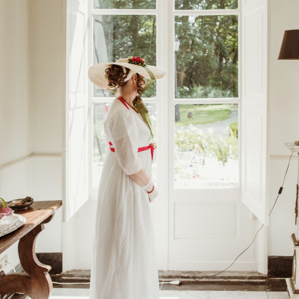 Dame kijkt uit het raam (Foto: Olga Mohr Photography)