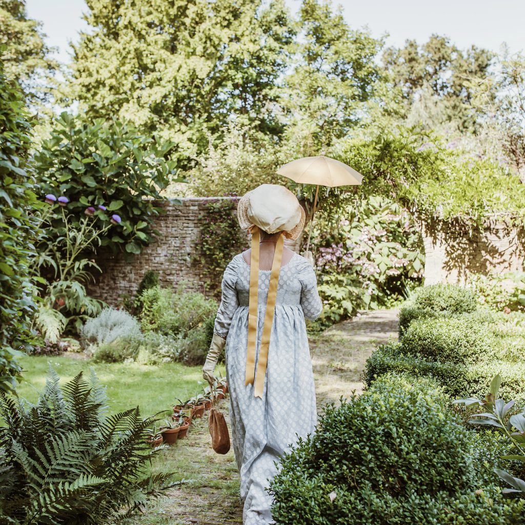 Dame wandelt door een tuin (Foto: Olga Mohr Photography)