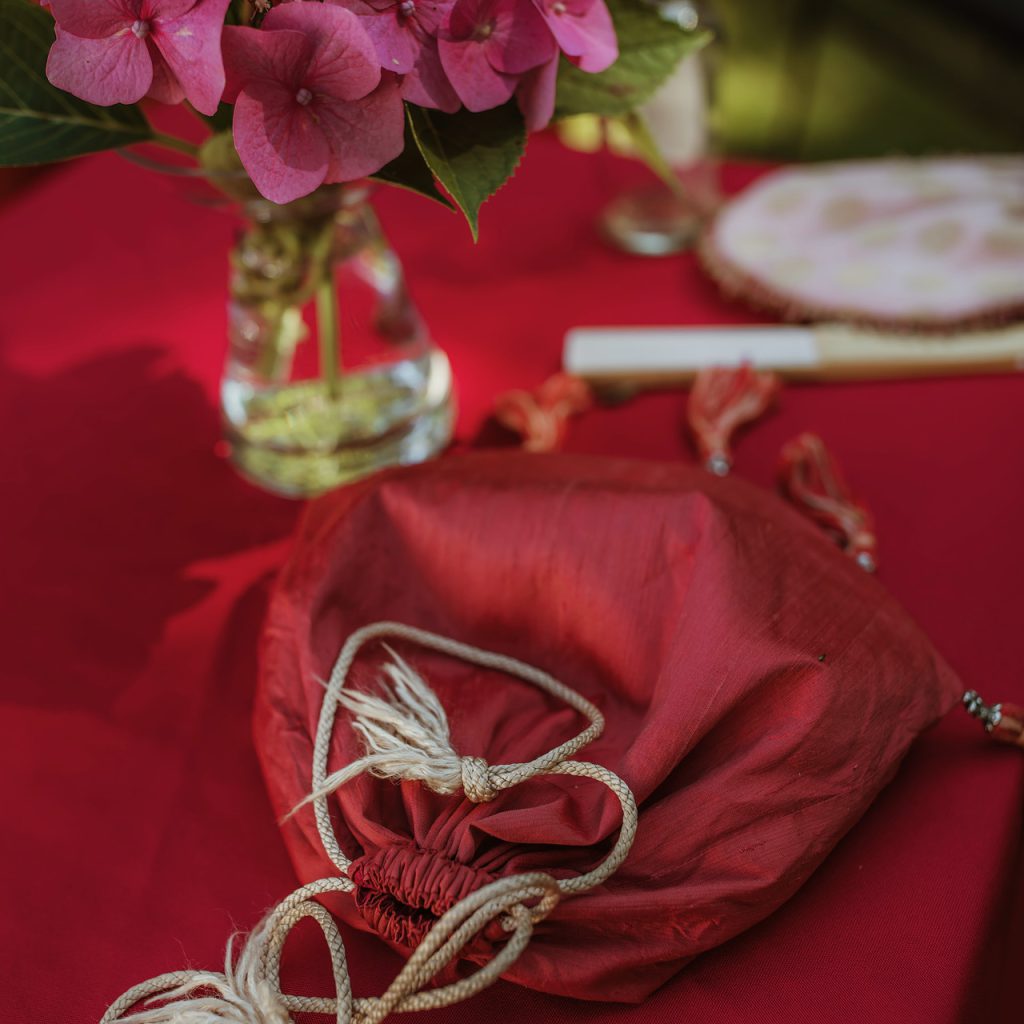 Accessoires zijn door dames achtergelaten op een tafel (Foto: Olga Mohr Photography)